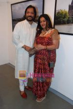 Roop Kumar and Sonali Rathod at Dr Batra art exhibition in NCPA on 17th March 2010 (4).JPG